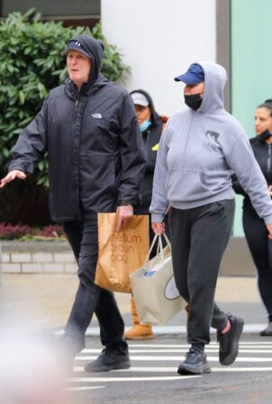 Amy Schumer - Shopping candids in New York
