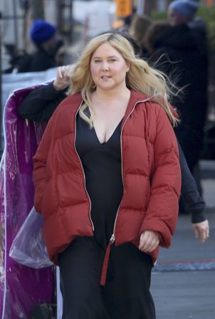 Amy Schumer - Spotted filming 'Kinda Pregnant' on NYC streets