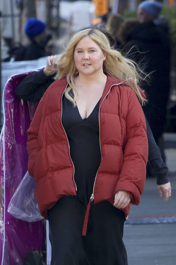 Amy Schumer - Spotted filming 'Kinda Pregnant' on NYC streets