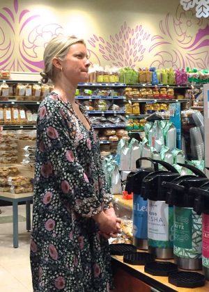 Amy Smart - Shopping at Whole Foods in Beverly Hills