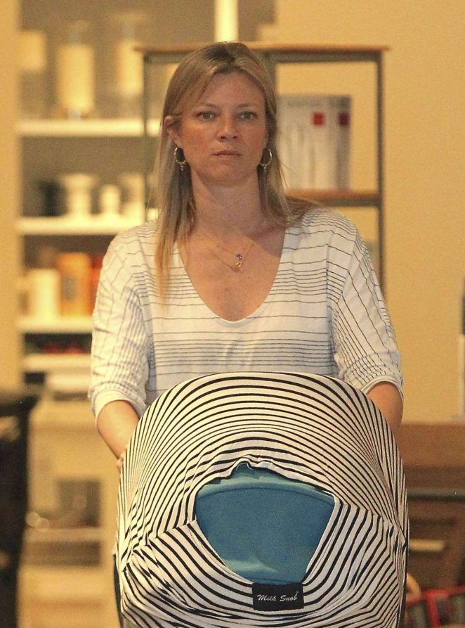 Amy Smart shopping with her daughter in Beverly Hills
