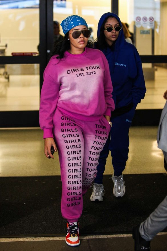 Angela Simmons - Wears pink sweats and sneakers at LAX