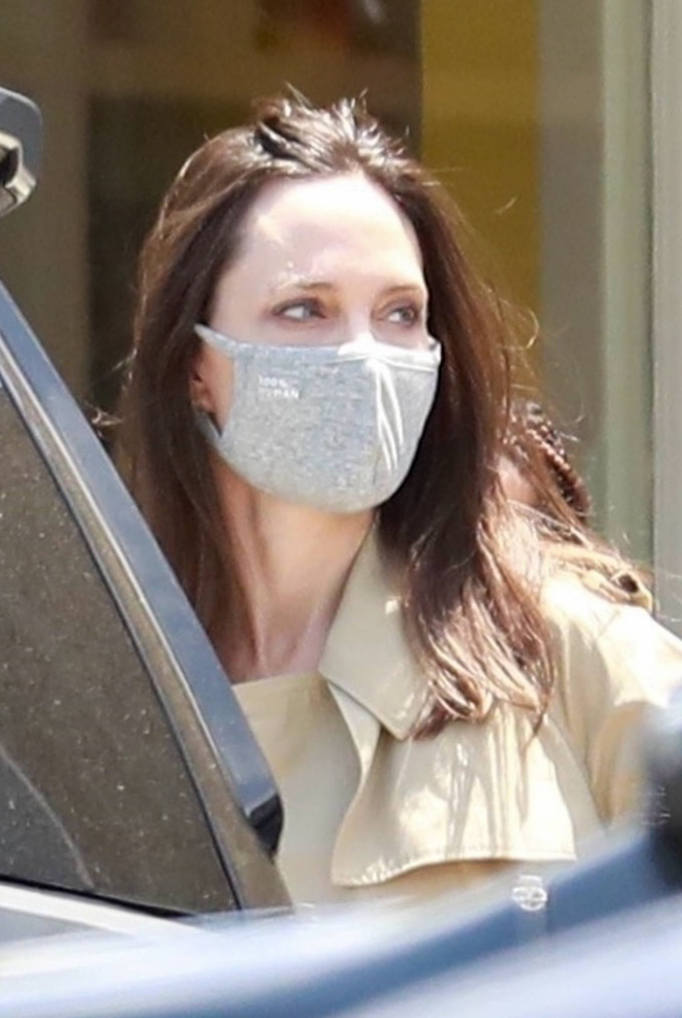 Angelina Jolie 2021 : Angelina Jolie – Buy a HABA Grocery Shop Play Tent in Los Feliz-04