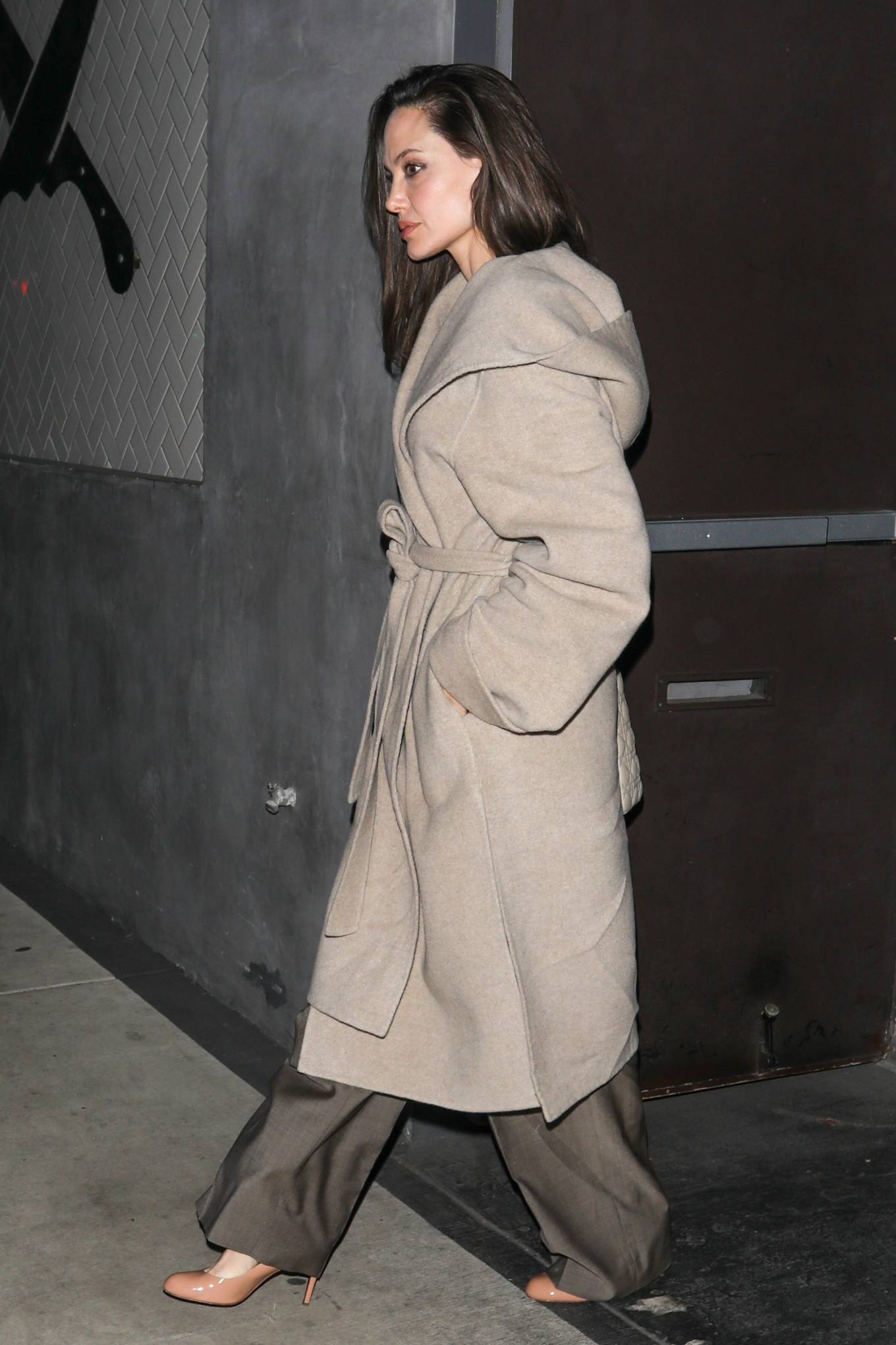 Angelina Jolie - Out for dinner at the vegan restaurant Crossroads in Los Angeles