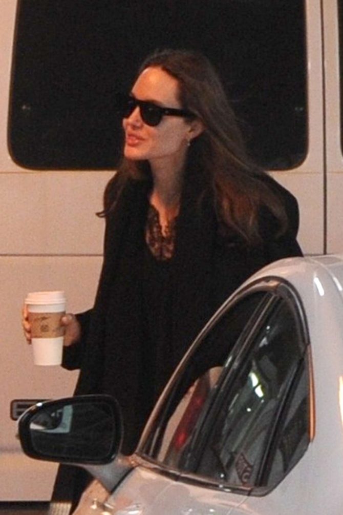 Angelina Jolie - Return to her hotel in New York