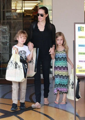 Angelina Jolie - Shopping at Barnes and Noble in Studio City