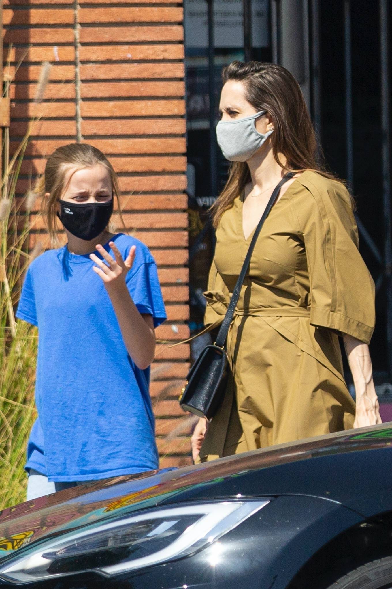 Angelina Jolie – Shopping candids with her daughter Vivienne in