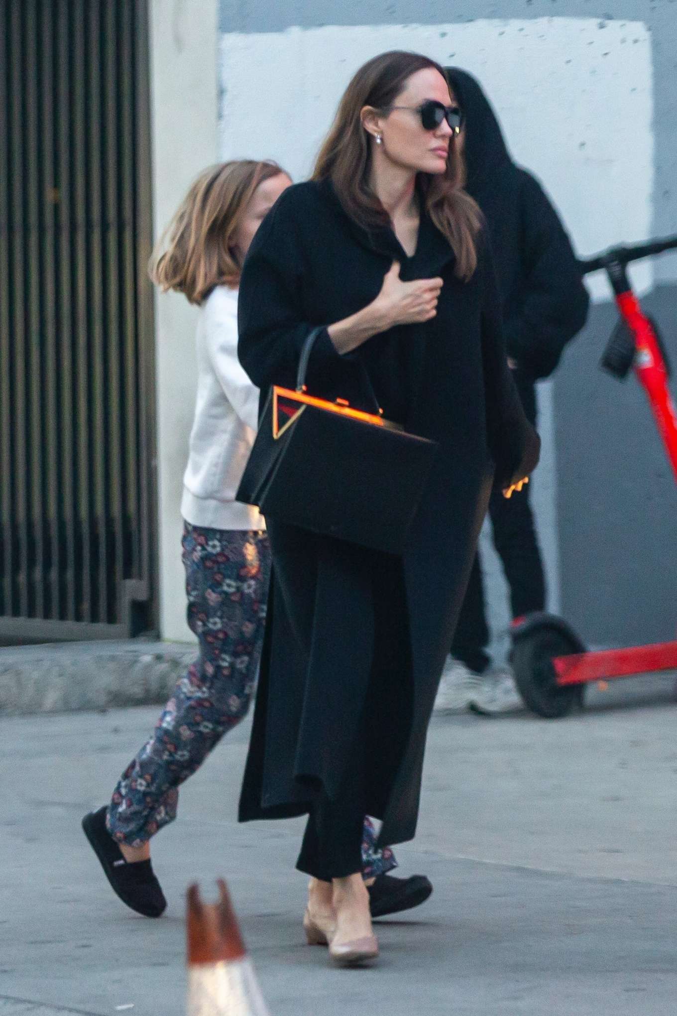 Angelina Jolie 2020 : Angelina Jolie – Shopping with daughter Vivienne in LA-11