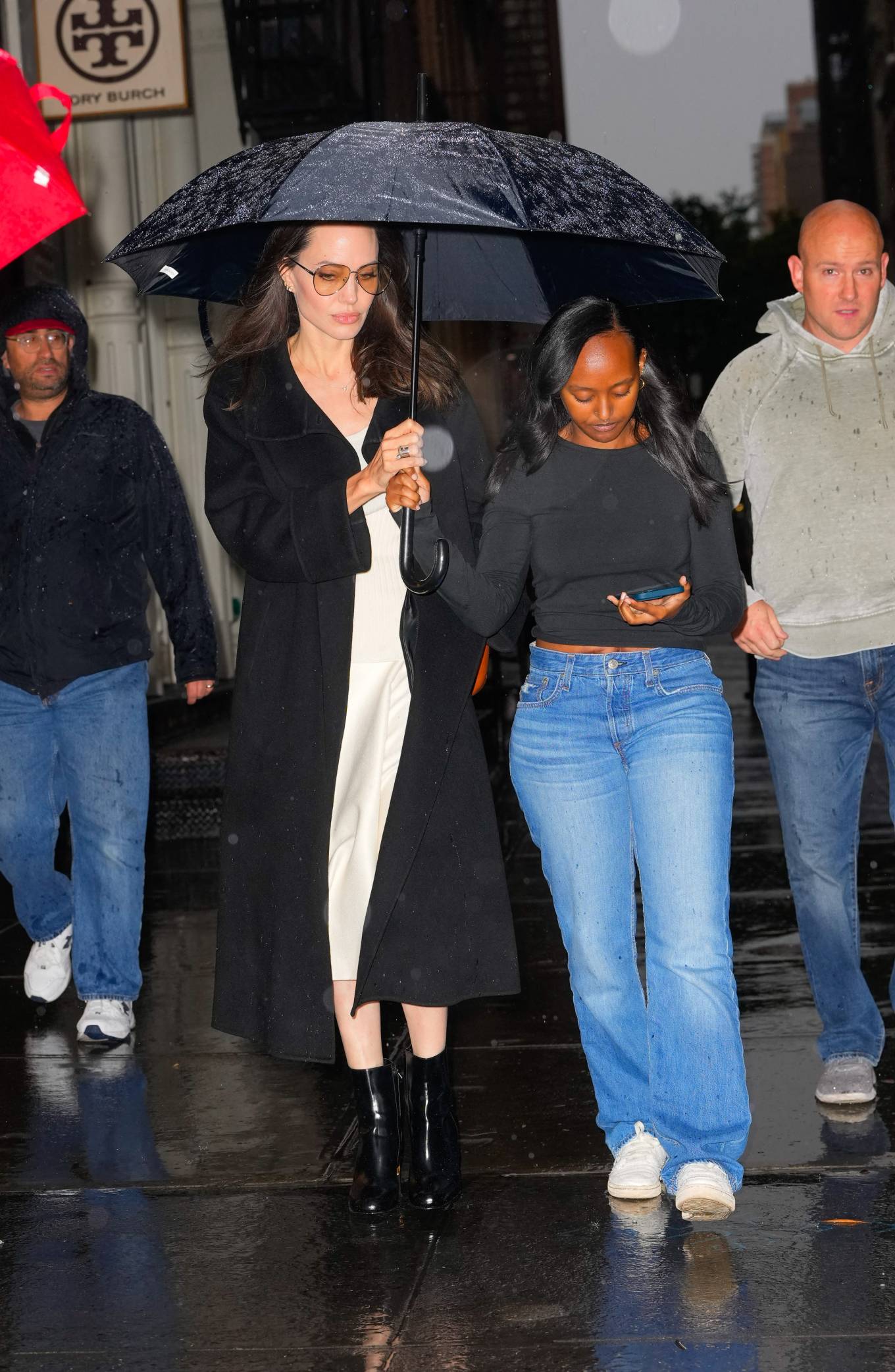 Angelina Jolie 2022 : Angelina Jolie – Shopping with her children in New York City-01