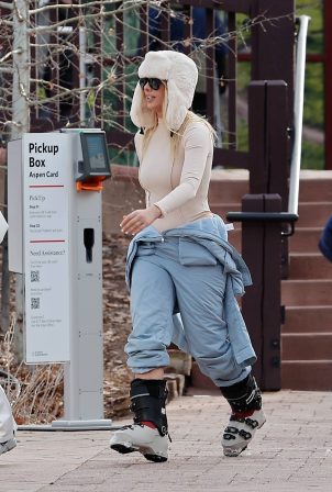 Anitta - On a vacation with Lele Pons and Pedro Sampaio in Aspen