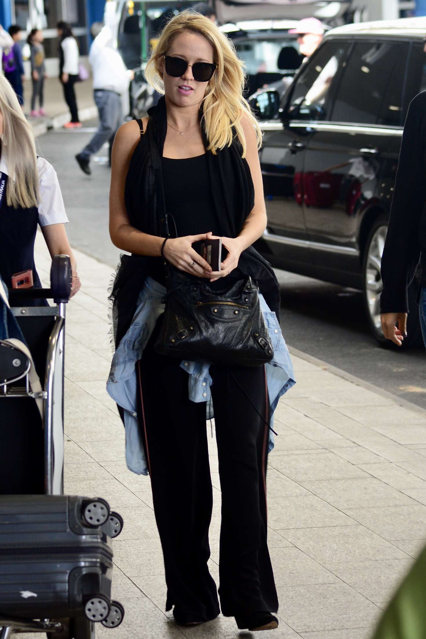Anna Camp in Black at the airport in Sydney | GotCeleb