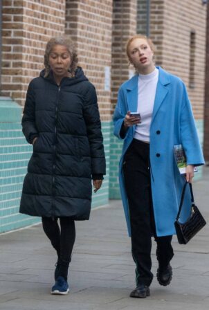 Anna Ermakova - Is seen searching for a new flat in Chelsea