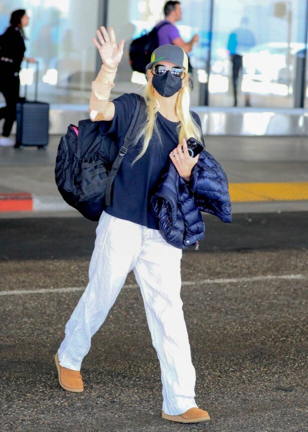 Anna Faris - Arrives at LAX in Los Angeles