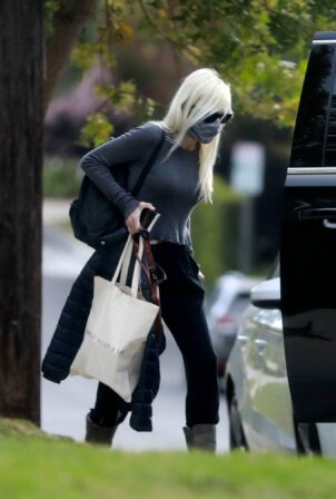 Anna Faris - Get picked up by a limo at their home in Pacific Palisades