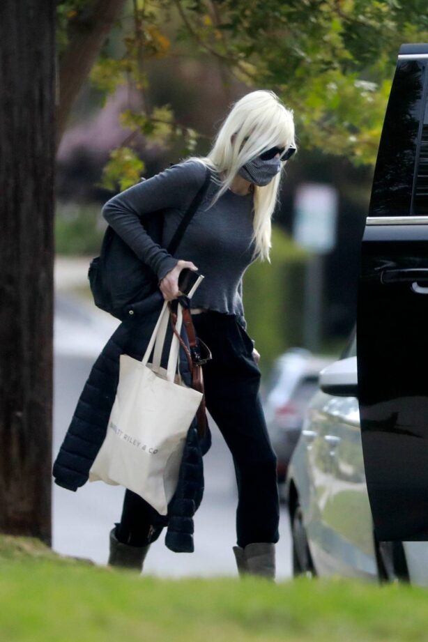 Anna Faris - Get picked up by a limo at their home in Pacific Palisades