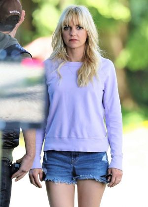 Anna Faris in Jeans Shorts on the set of 'Overboard' in Vancouver