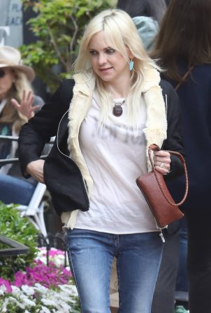 Anna Faris - On a coffee with a male friend in the Palisades