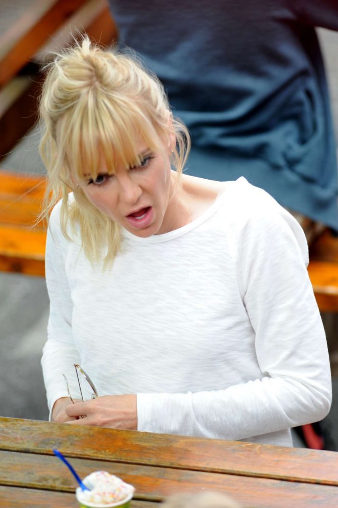 Anna Faris on the set of 'Overboard' in Vancouver