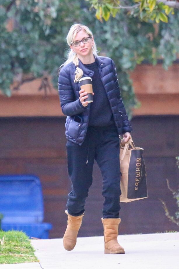 Anna Faris - Returns from a grocery run in the Palisades