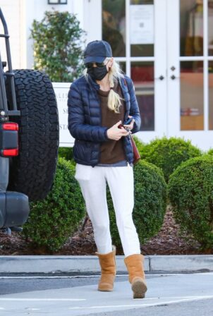 Anna Faris - Seen at Alfred Coffee in the Palisades area