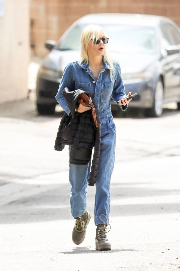 Anna Faris - Went out for a coffee in Los Angeles