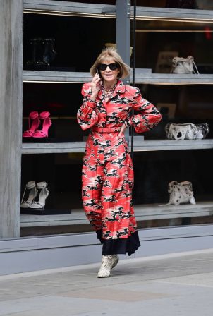 Anna Wintour - In summery dress out in London