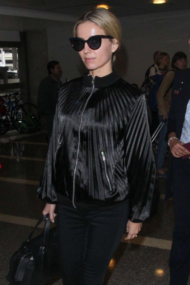 Annabelle Wallis - Arrives at LAX Airport in Los Angeles