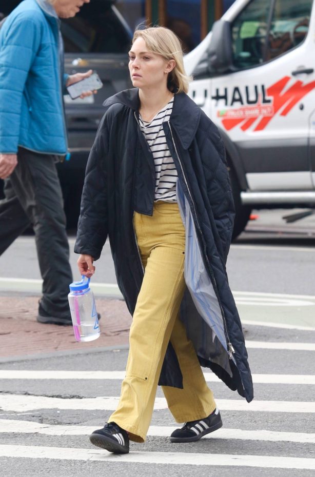 AnnaSophia Robb - On a stroll in Manhattan’s SoHo neighborhood