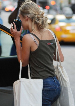 AnnaSophia Robb in Jeans Shopping in NYC