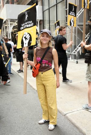 AnnaSophia Robb - Support SAG-AFTRA protest in New York