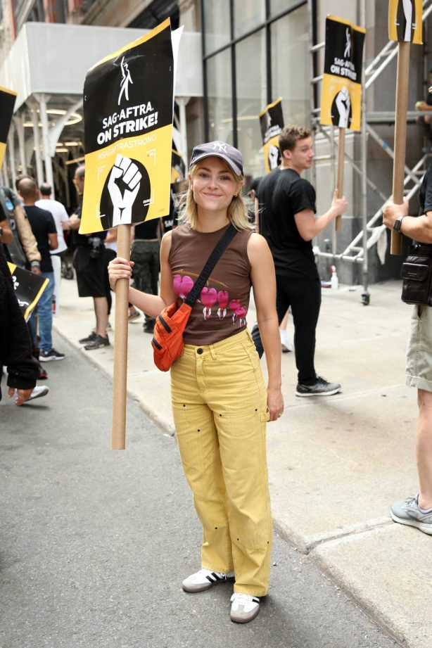 AnnaSophia Robb - Support SAG-AFTRA protest in New York