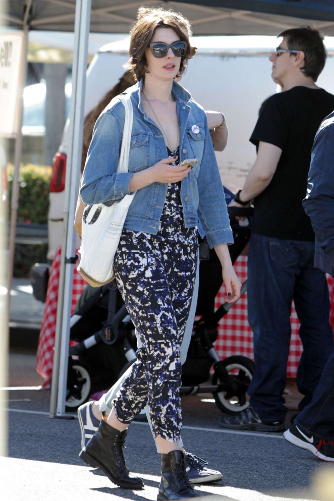 Anne Hathaway at Farmer's Market in LA