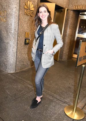Anne Hathaway - Attends Saturday Night Live Finale in New York City