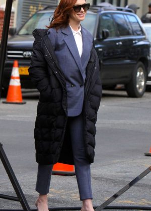 Anne Hathaway - Filming 'Modern Love' set in Queens
