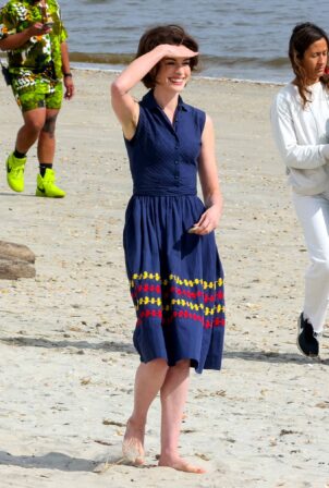 Anne Hathaway - Filming 'Mothers Instinct' in Port Monmouth - New Jersey