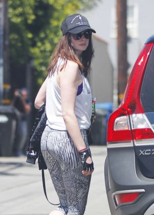 Anne Hathaway in Leggings Leaves a gym in West Hollywood