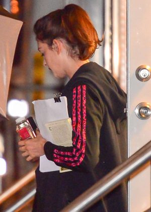 Anne Hathaway on set of 'Ocean's Eight' in NY
