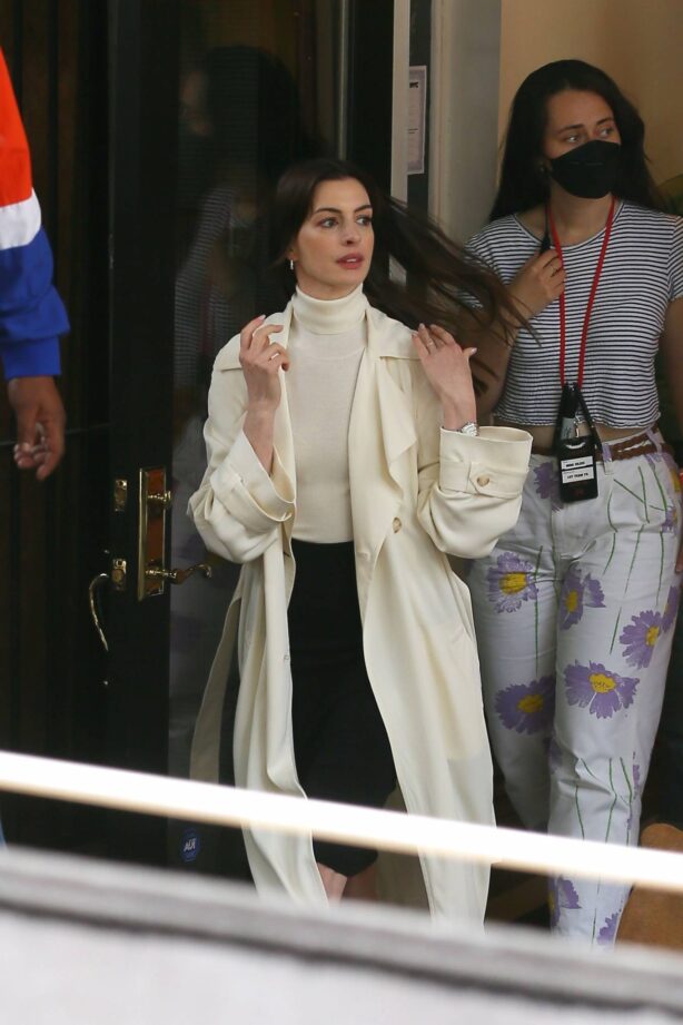 Anne Hathaway - On set of 'She Came to Me' in New York