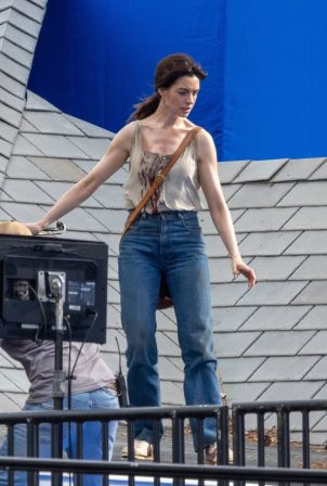 Anne Hathaway - On the set of 'Flowervale Street' in Atlanta