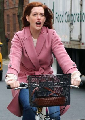 Anne Hathaway - Riding a bike for 'Modern Love' set in New York