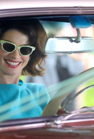 Anne Hathaway - Seen at the 'Mother's Instinct' set in Union County - New Jersey