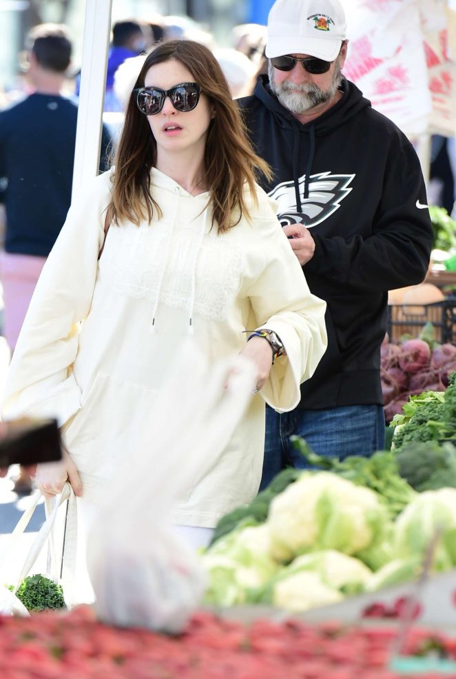 Anne Hathaway - Shopping at Farmers Market in Studio City