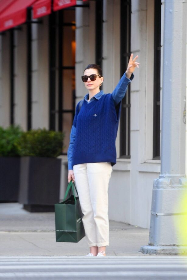 Anne Hathaway - Spotted after shopping at 'Stubbs and Wootton' in New York