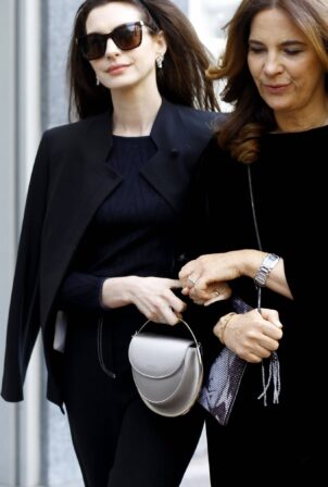 Anne Hathaway - Steps out in Milan during Fashion week