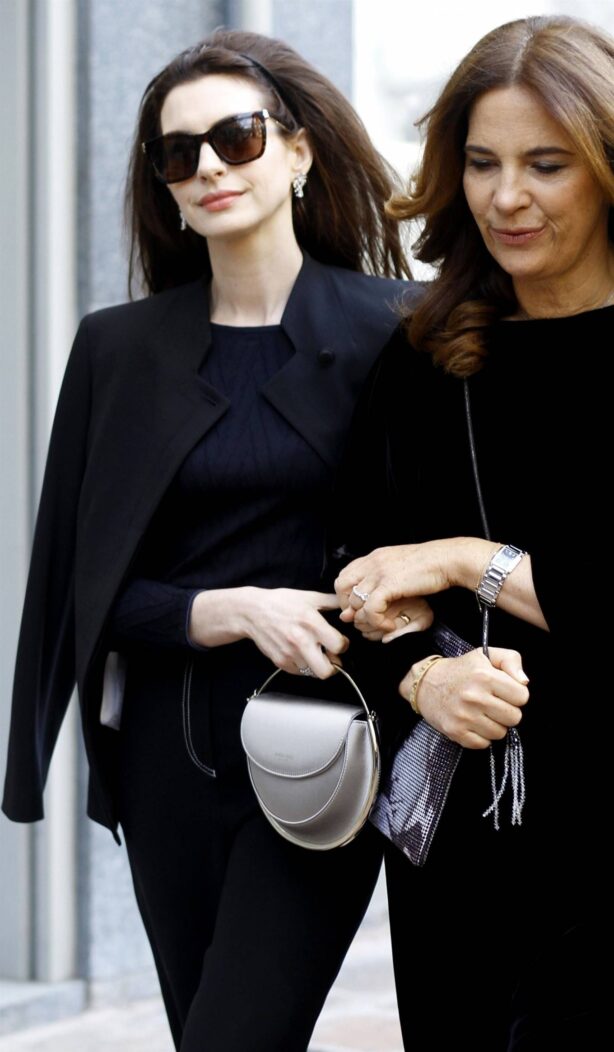 Anne Hathaway - Steps out in Milan during Fashion week