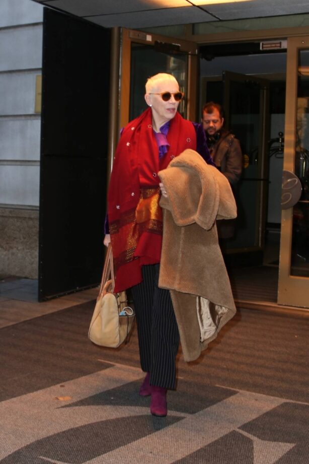 Anni Lennox - Leaving her Boston hotel