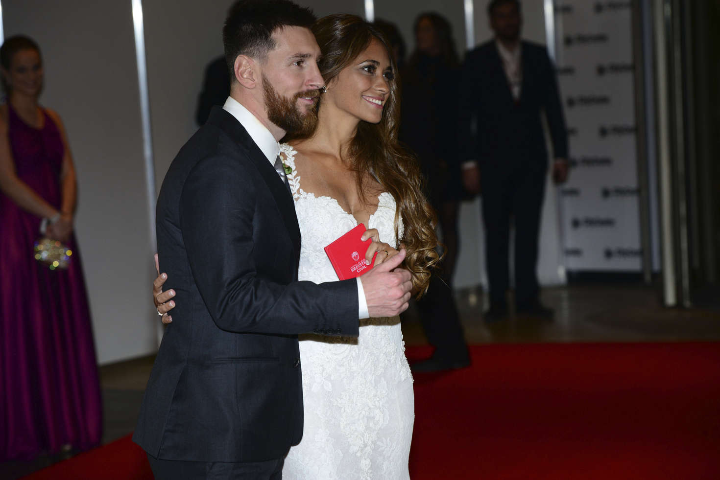 Antonella Roccuzzo and Lionel Messi at their wedding -07 | GotCeleb