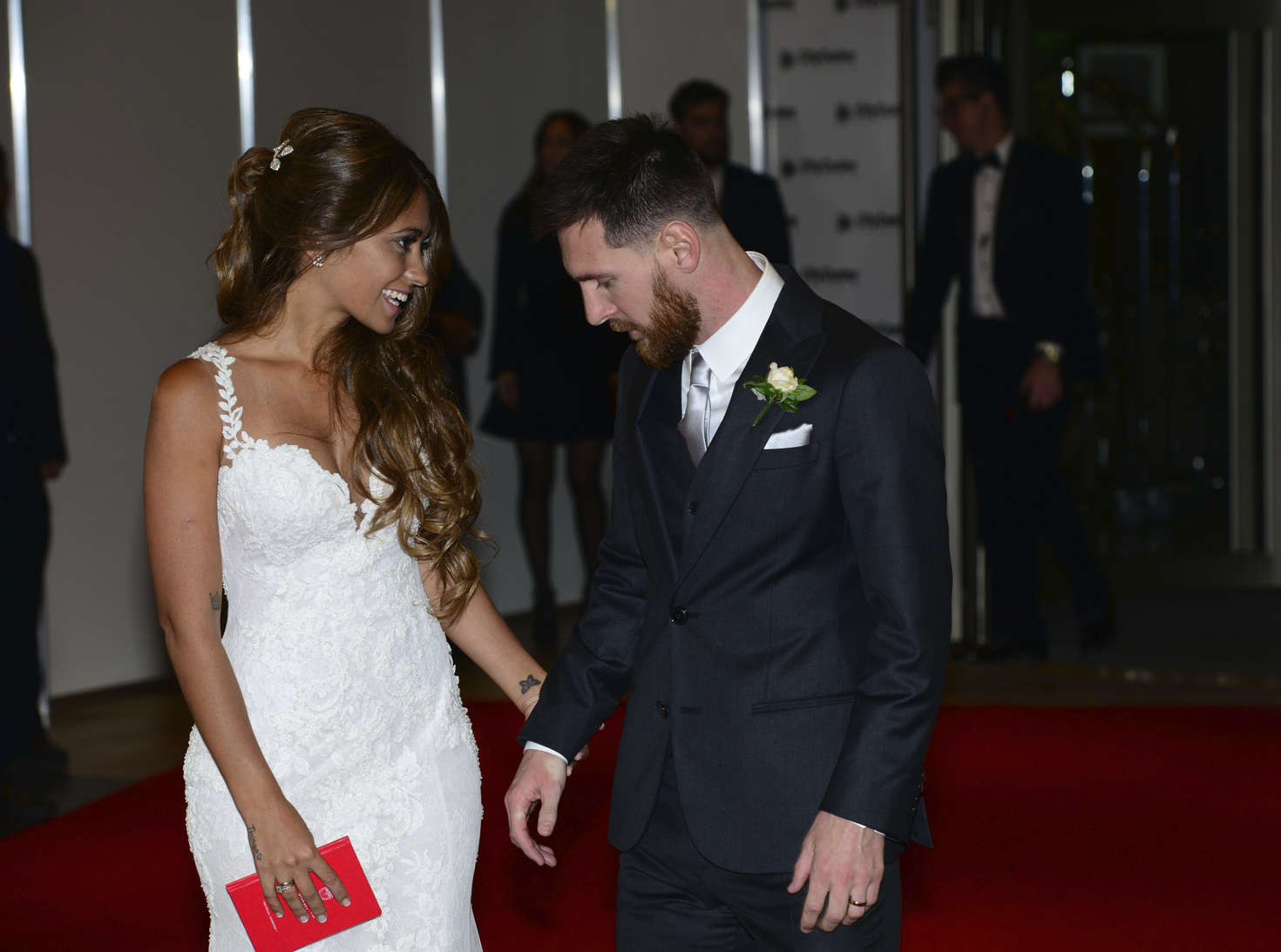 Antonella Roccuzzo and Lionel Messi at their wedding -08 | GotCeleb