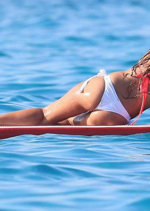 Antonella Roccuzzo In a bikini on a yacht in Ibiza