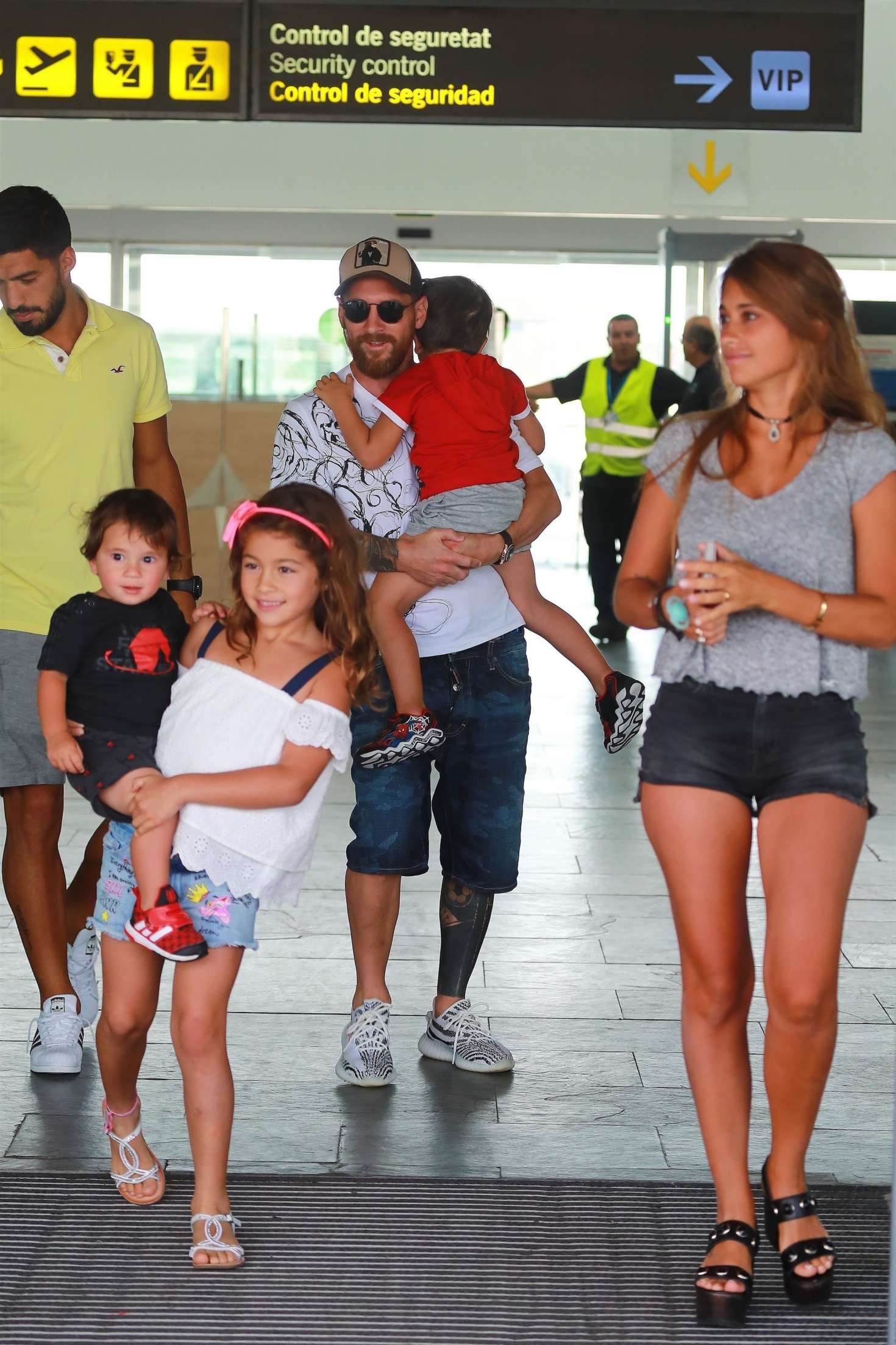 Antonella Roccuzzo in Jeans Shorts Arrives at Barcelona Airport